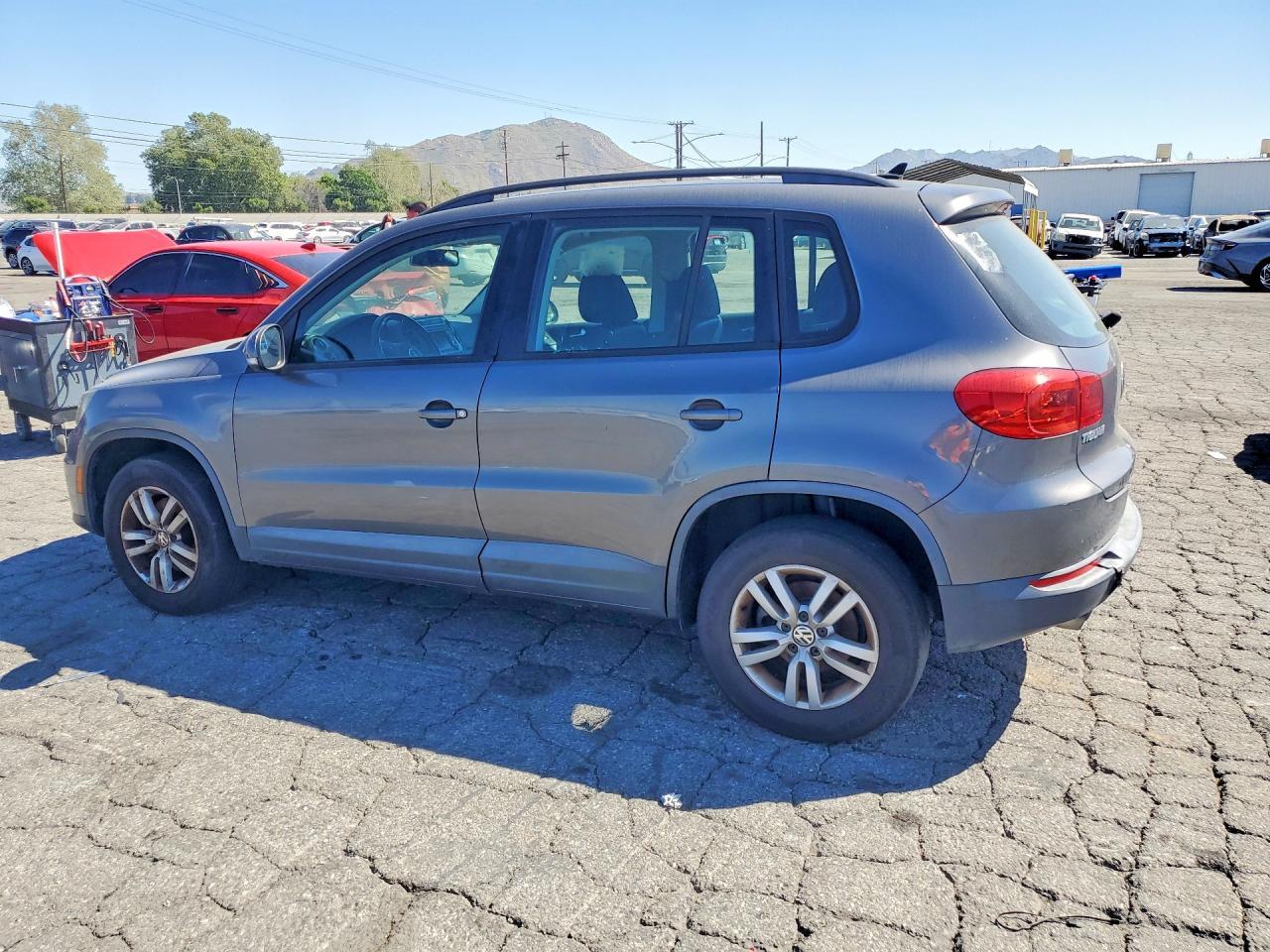WVGAV7AX9FW613035 2015 VOLKSWAGEN TIGUAN photo no. 2