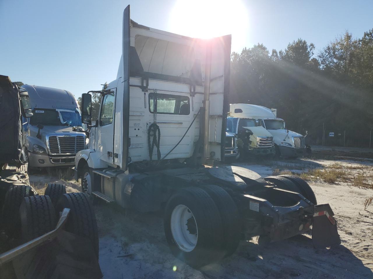 2017 VOLVO VNL SEMI TRUCK — Фото 3 из 10