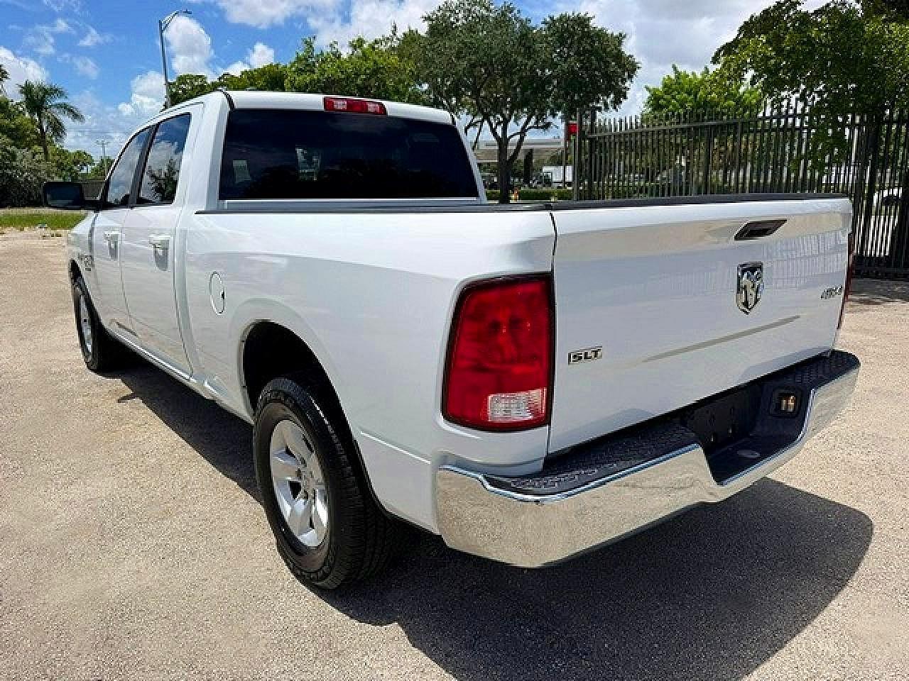 2021 RAM 1500 CLASSIC SLT — Фото 2 из 15