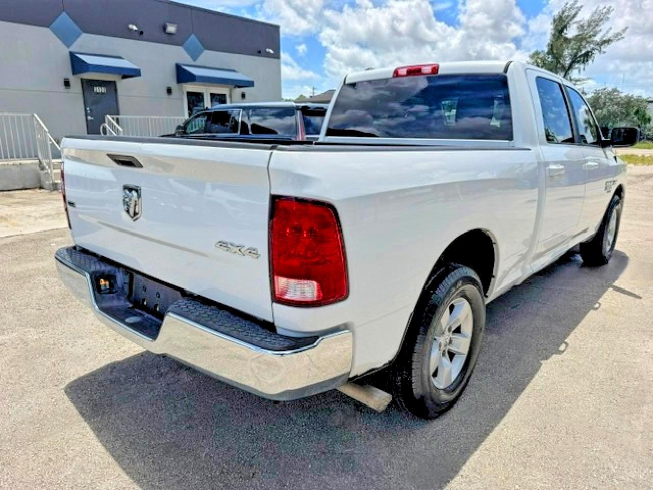 2021 RAM 1500 CLASSIC SLT — Фото 3 из 15