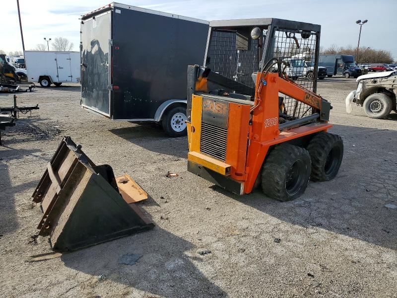 1980 CASE 1830 SKID STEER LOADER — Фото 4 из 10