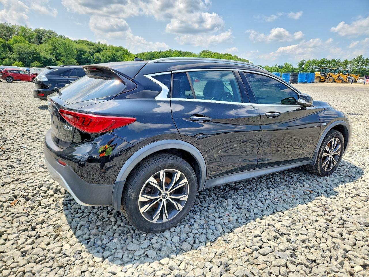2017 INFINITI QX30 BASE — Фото 3 из 12