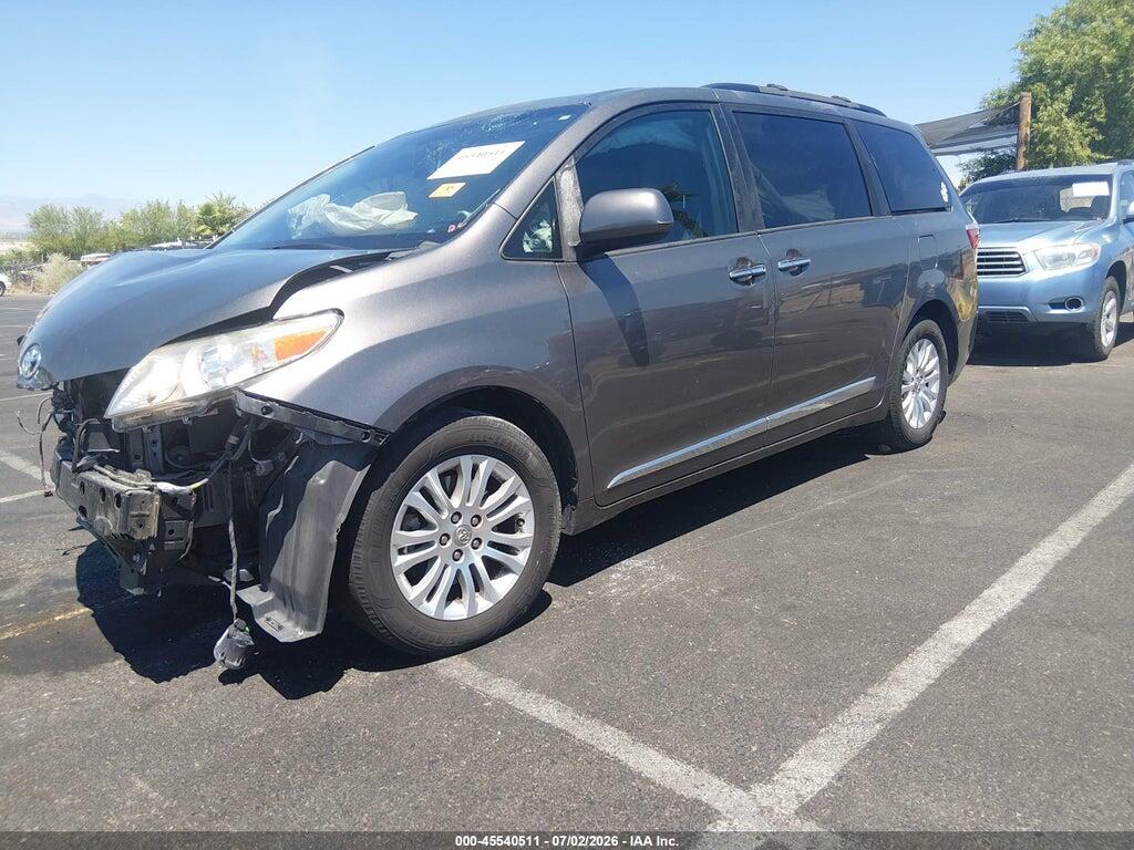 5TDYZ3DC0HS887557 2017 TOYOTA SIENNA photo no. 2