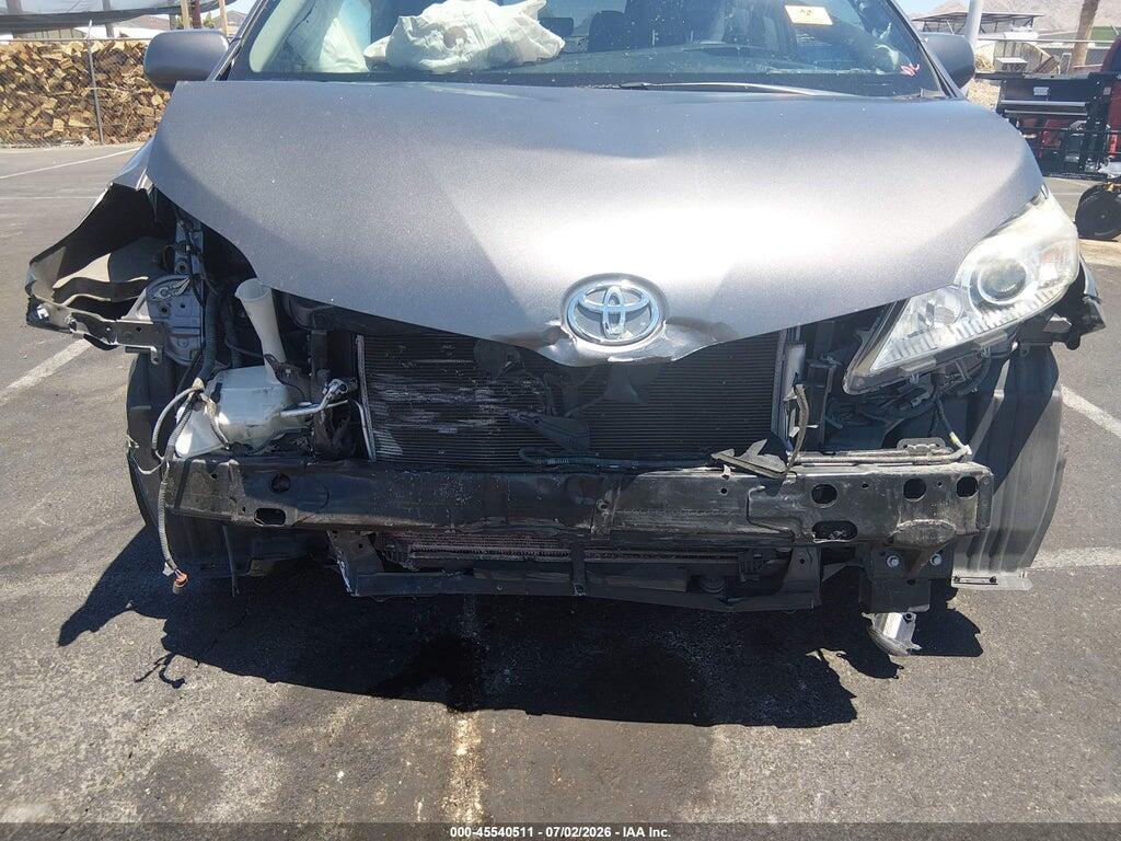 5TDYZ3DC0HS887557 2017 TOYOTA SIENNA photo no. 6