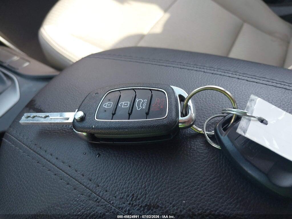 5XYZU3LB8HG400081 2017 HYUNDAI SANTA FE SPORT photo no. 11