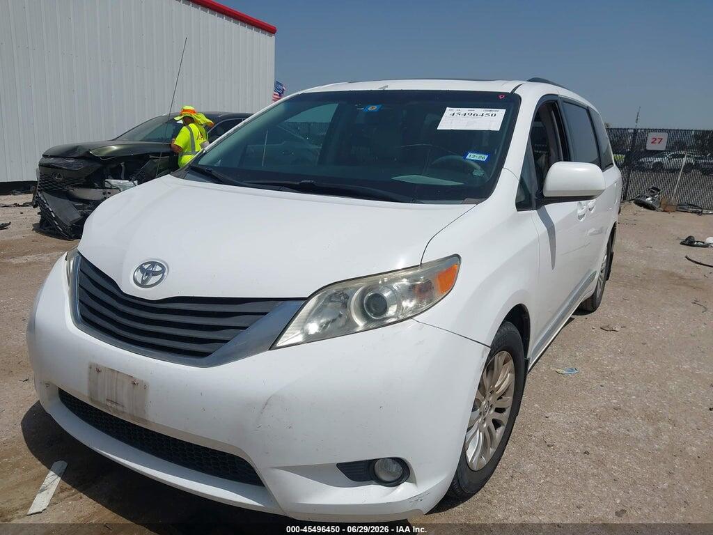 5TDYK3DC1ES524586 2014 TOYOTA SIENNA photo no. 2