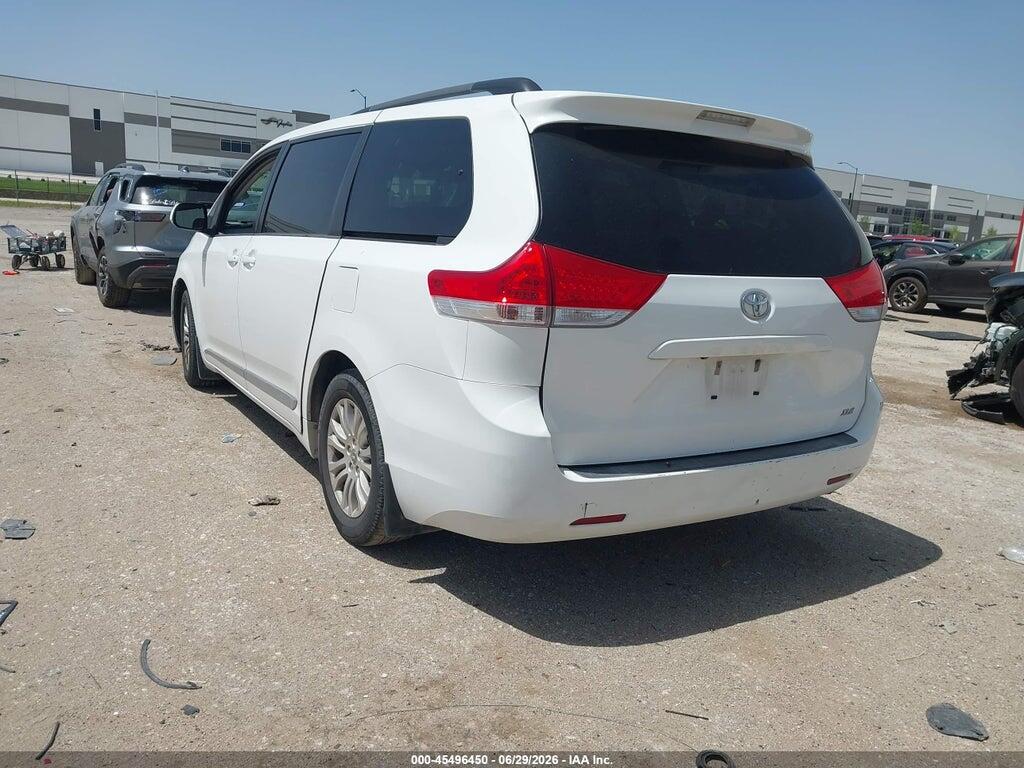 5TDYK3DC1ES524586 2014 TOYOTA SIENNA photo no. 3