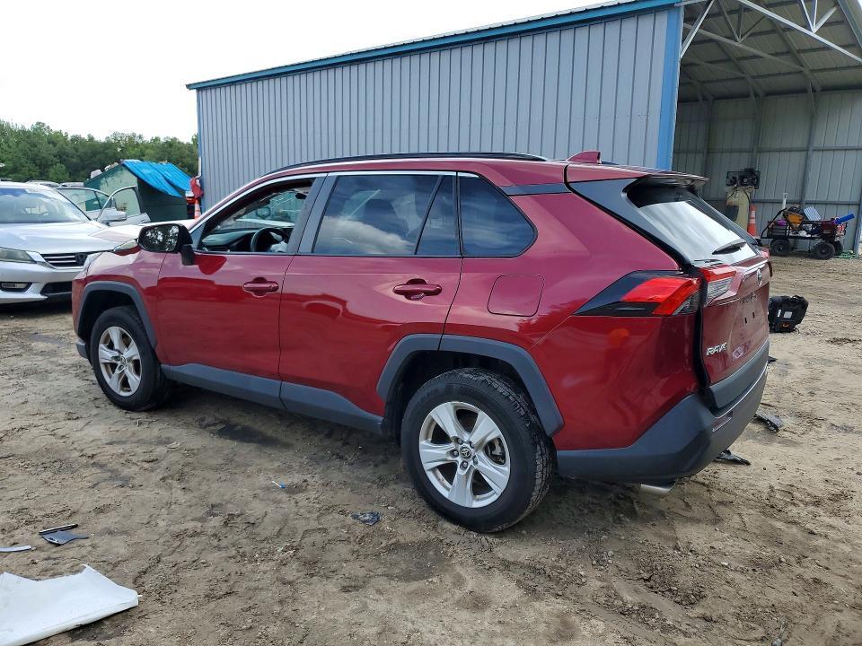 2021 TOYOTA RAV4 XLE — Фото 2 из 13