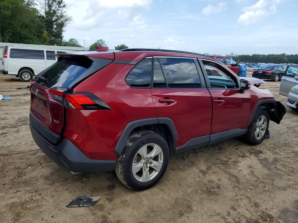 2021 TOYOTA RAV4 XLE — Фото 3 из 13