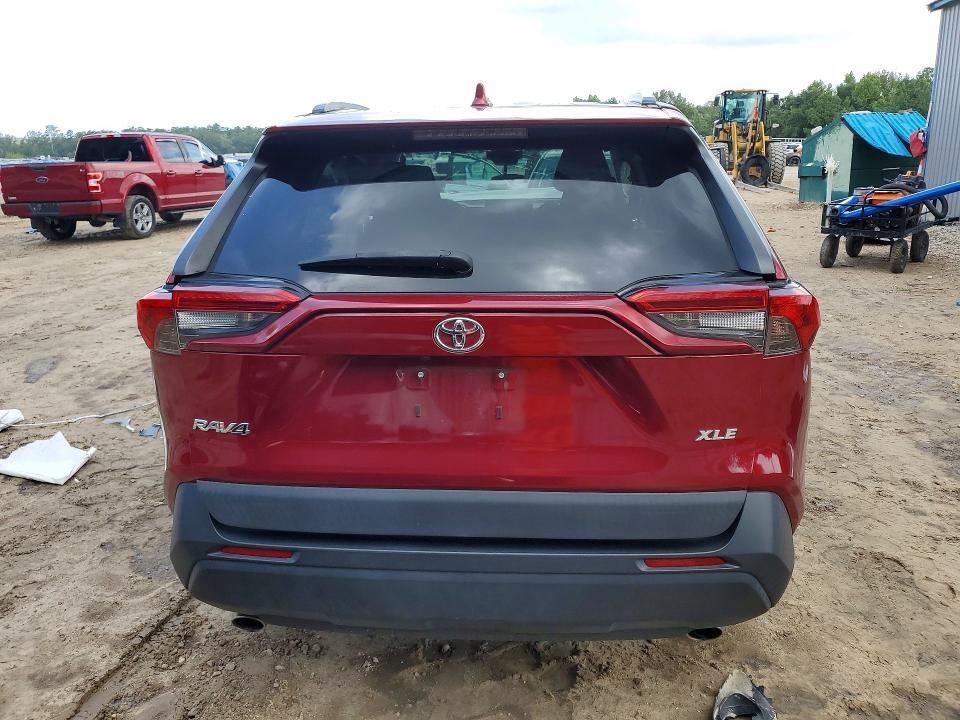 2021 TOYOTA RAV4 XLE — Фото 6 из 13