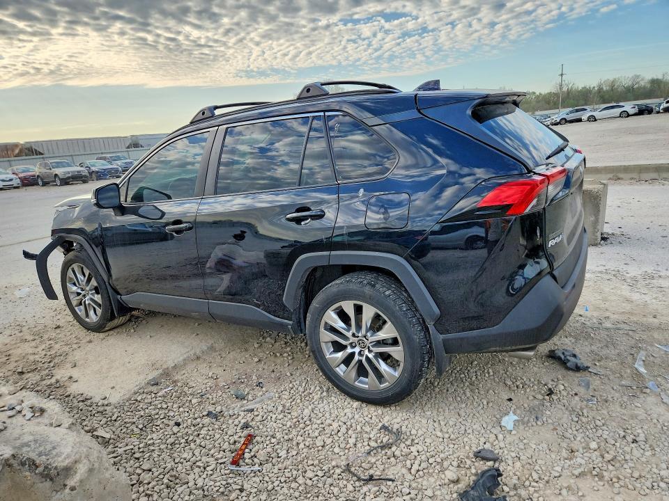 2021 TOYOTA RAV4 XLE PREMIUM — Фото 2 из 13