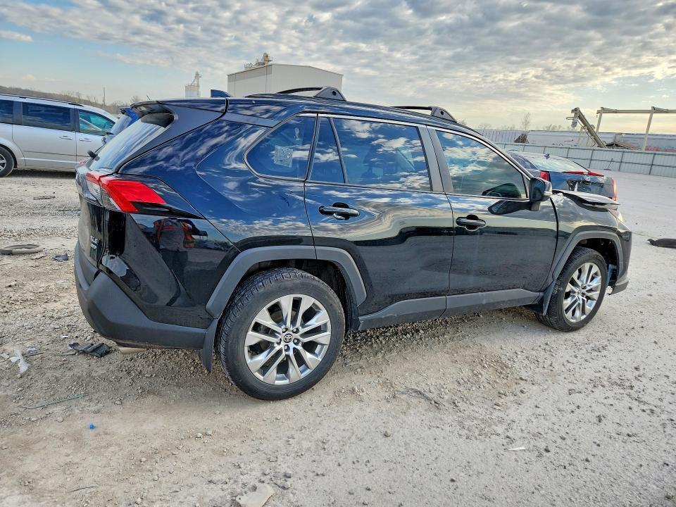 2021 TOYOTA RAV4 XLE PREMIUM — Фото 3 из 13