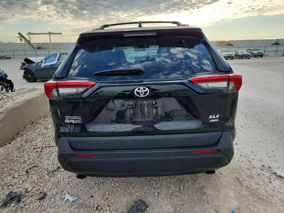 2021 TOYOTA RAV4 XLE PREMIUM — Фото 6 из 13