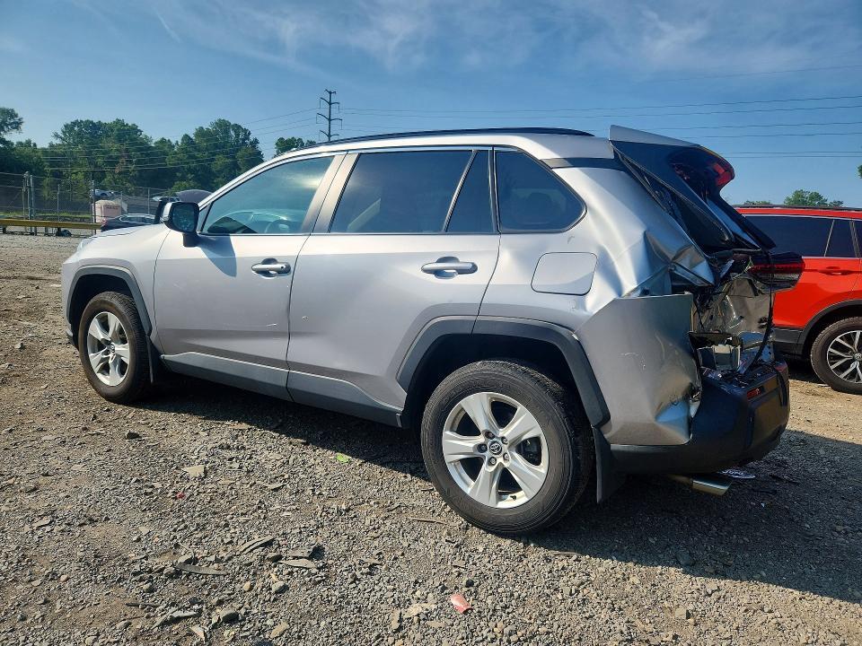 2021 TOYOTA RAV4 XLE — Фото 2 из 13