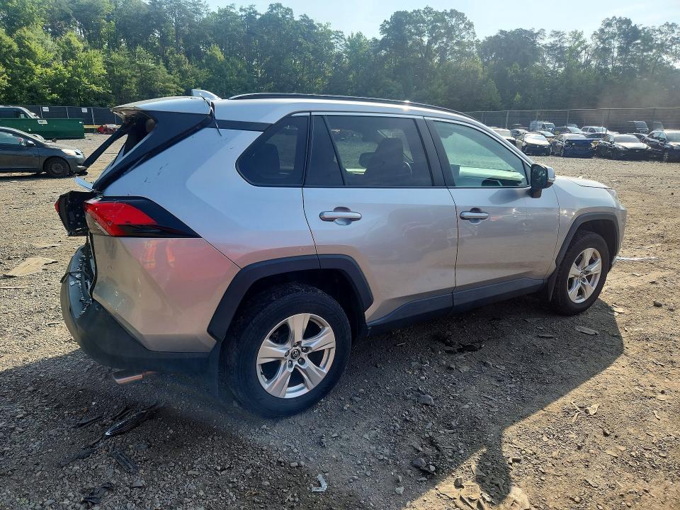 2021 TOYOTA RAV4 XLE — Фото 3 из 13