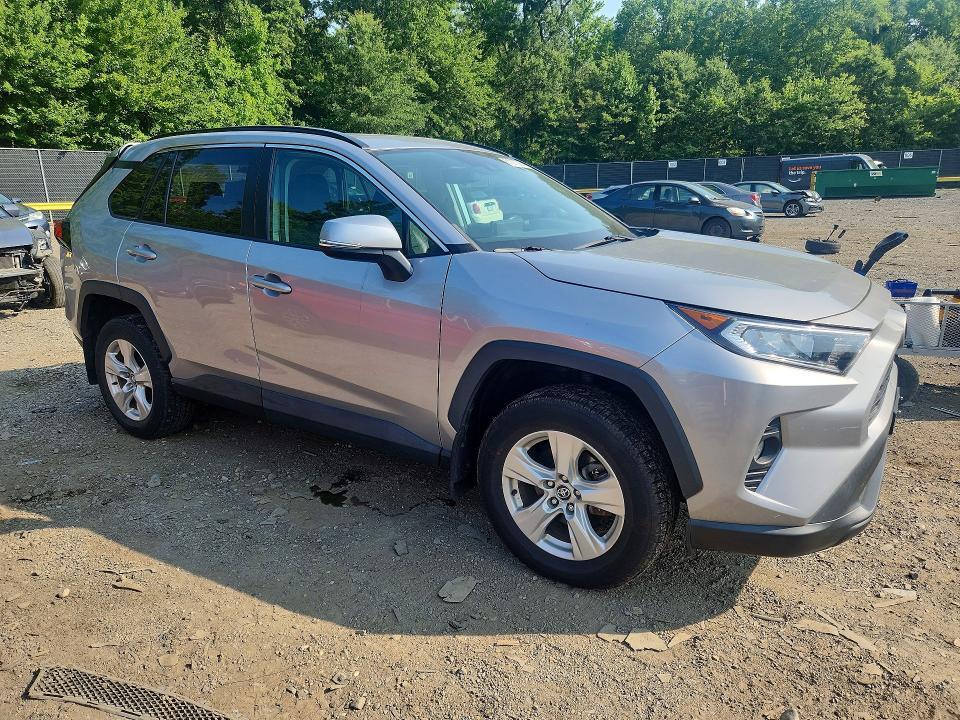 2021 TOYOTA RAV4 XLE — Фото 4 из 13