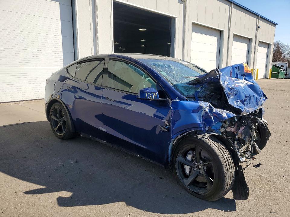 2026 TESLA MODEL Y — Фото 4 из 12