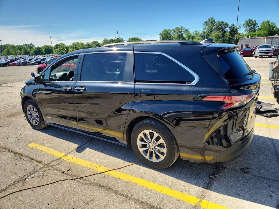 2021 TOYOTA SIENNA XLE — Фото 2 из 14