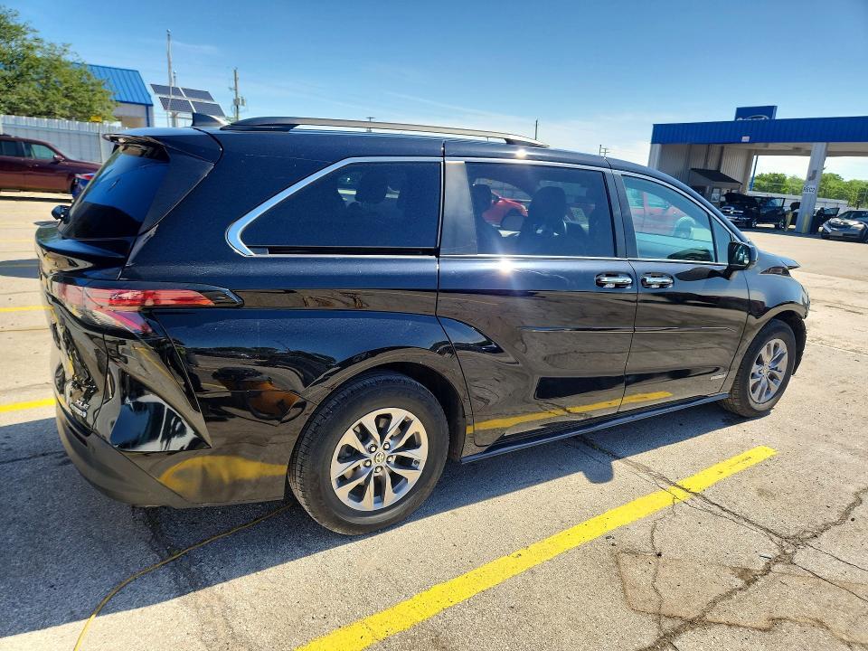 2021 TOYOTA SIENNA XLE — Фото 3 из 14