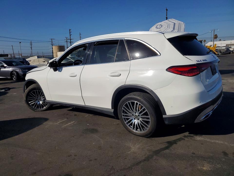 2025 MERCEDES-BENZ GLC 300 — Фото 2 из 14