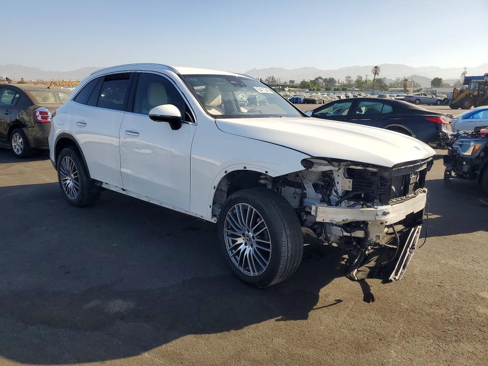 2025 MERCEDES-BENZ GLC 300 — Фото 4 из 14