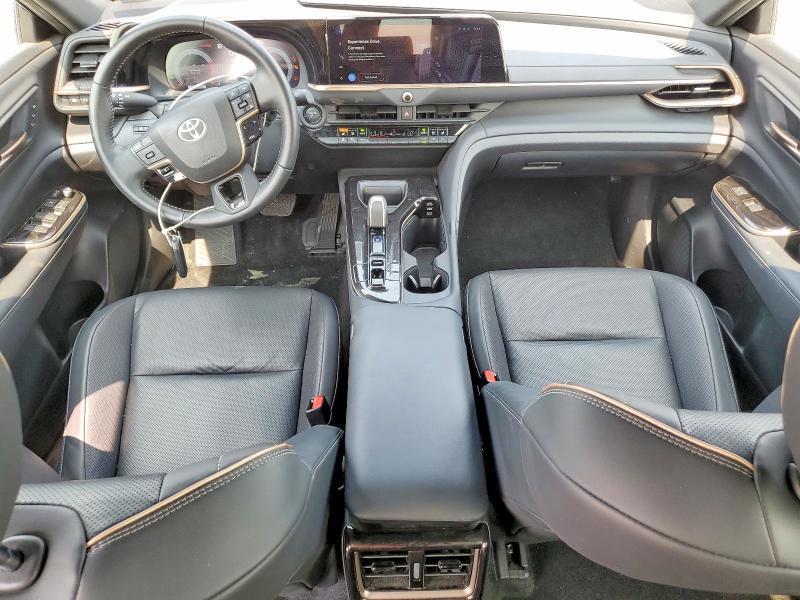 2025 TOYOTA CROWN SIGNIA XLE — Фото 8 из 13