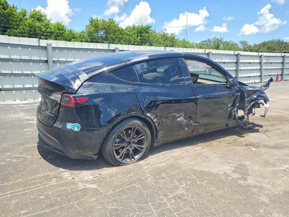2024 TESLA MODEL Y — Фото 3 из 14