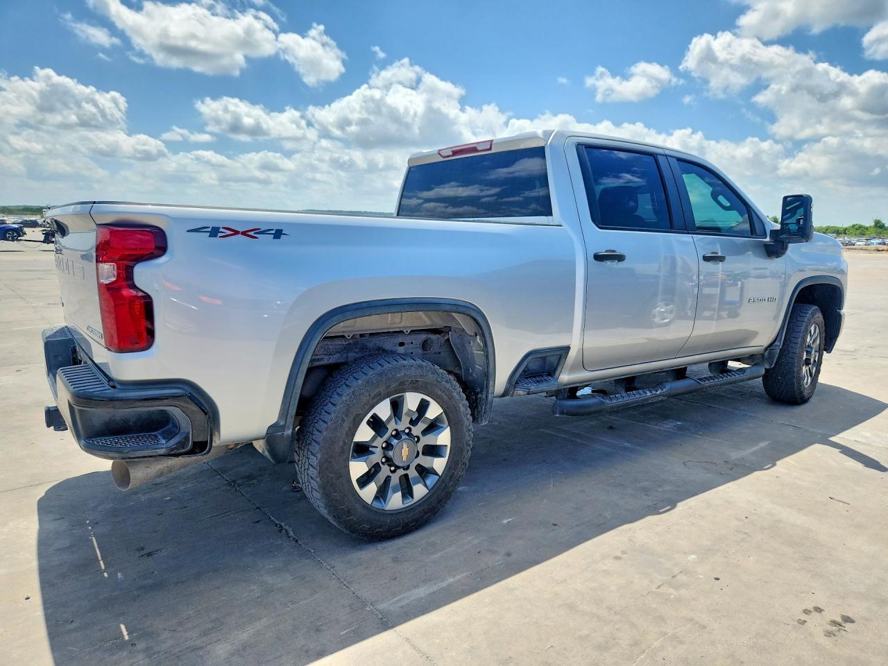2023 CHEVROLET SILVERADO K2500 CUSTOM — Фото 3 из 12