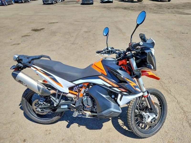 2022 KTM 890 VBKTR6405NM836045