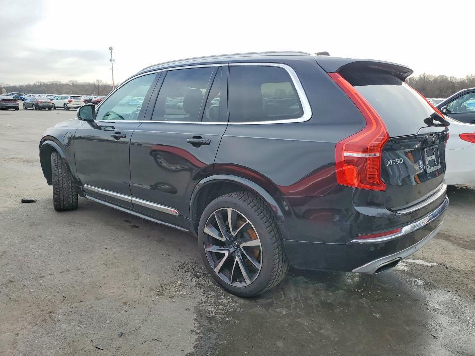 2021 VOLVO XC90 T8 RECHARGE MOMENTUM — Фото 2 из 12