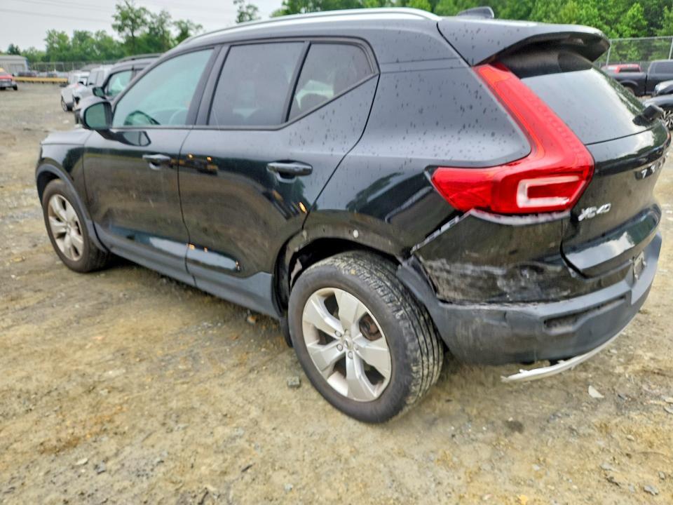2020 VOLVO XC40 T4 MOMENTUM — Фото 2 из 13