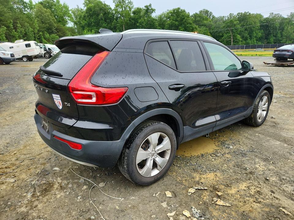 2020 VOLVO XC40 T4 MOMENTUM — Фото 3 из 13
