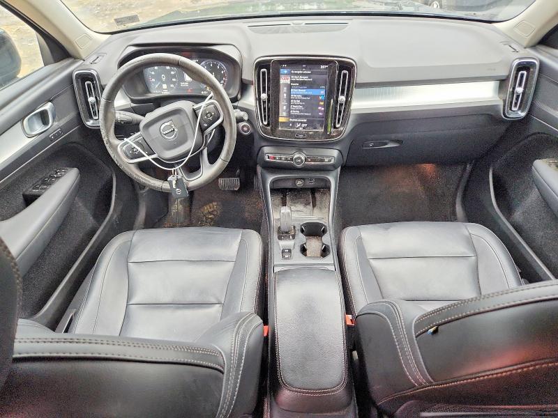 2020 VOLVO XC40 T4 MOMENTUM — Фото 8 из 13