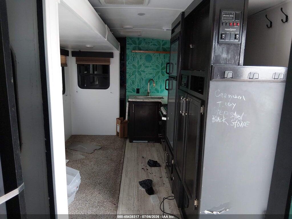 573TE3021J6607307 2018 GRAND DESIGN IMAGINE photo no. 5