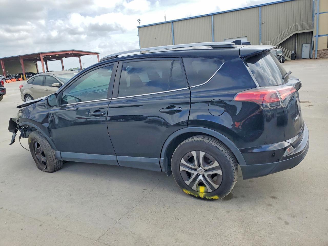 2T3ZFREV2JW495121 2018 TOYOTA RAV4 photo no. 2