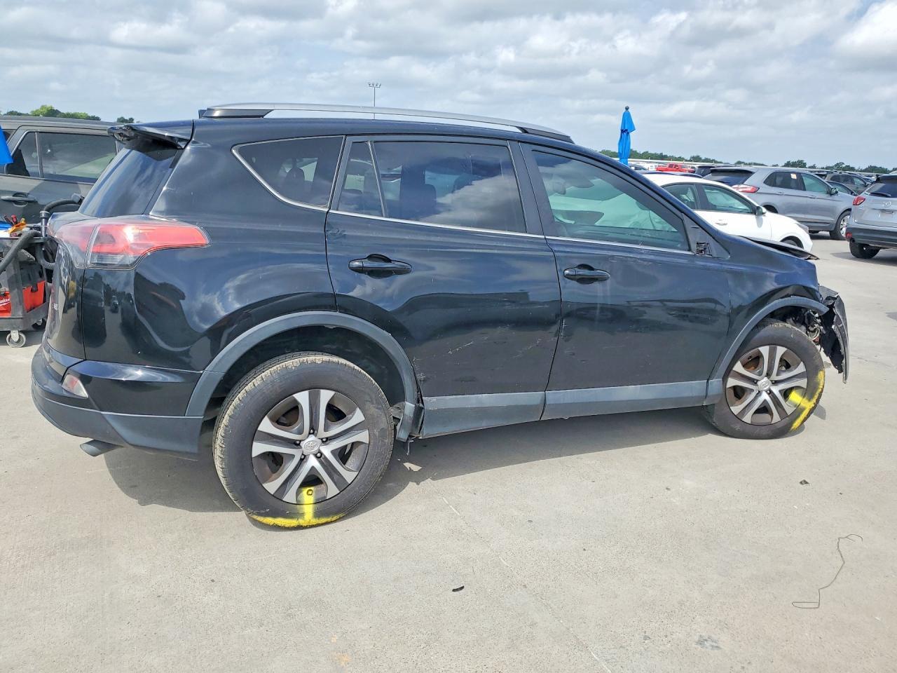 2T3ZFREV2JW495121 2018 TOYOTA RAV4 photo no. 3