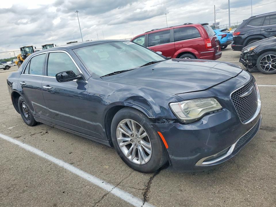 2017 CHRYSLER 300C — Фото 4 из 12
