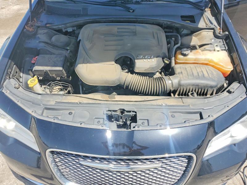 2016 CHRYSLER 300C — Фото 11 из 12