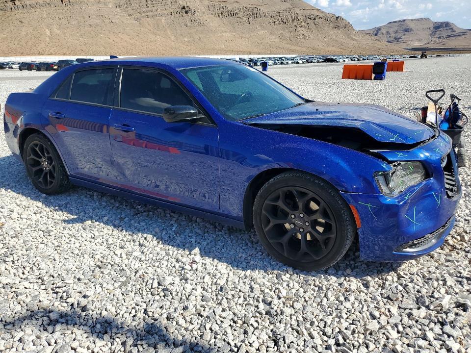 2020 CHRYSLER 300 TOURING — Фото 4 из 12