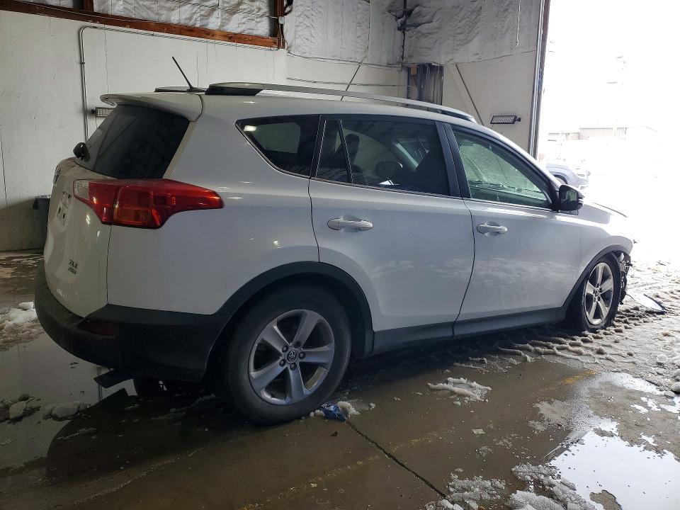 2015 TOYOTA RAV4 XLE — Фото 3 из 13