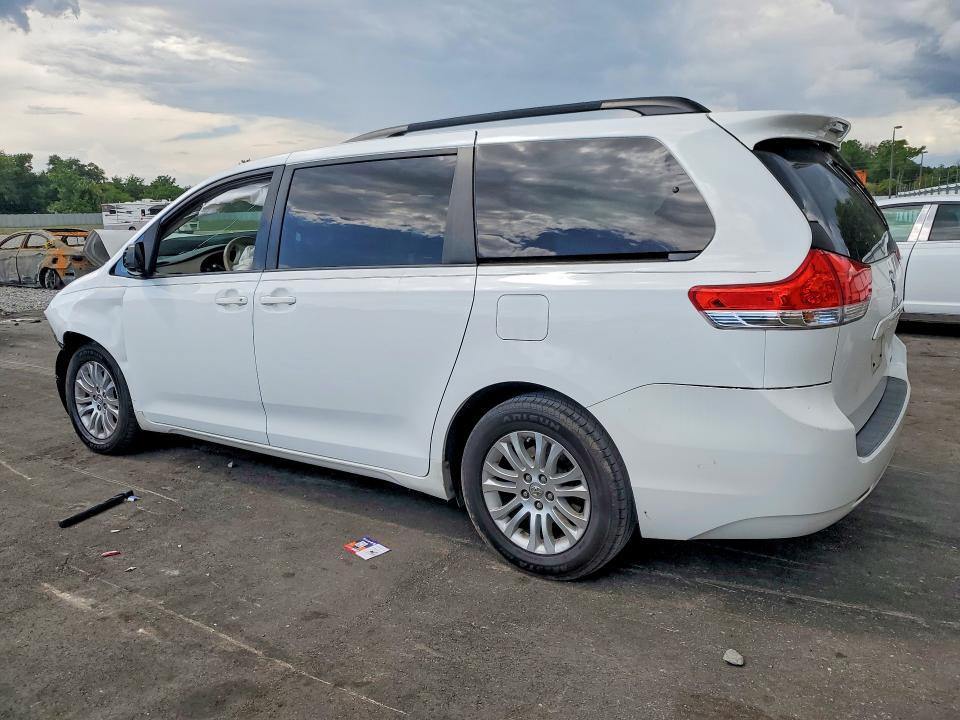 2014 TOYOTA SIENNA XLE 8-PASSENGER — Фото 2 из 14