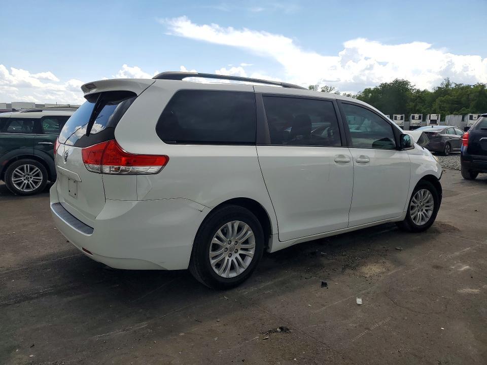 2014 TOYOTA SIENNA XLE 8-PASSENGER — Фото 3 из 14