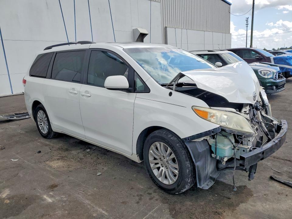 2014 TOYOTA SIENNA XLE 8-PASSENGER — Фото 4 из 14