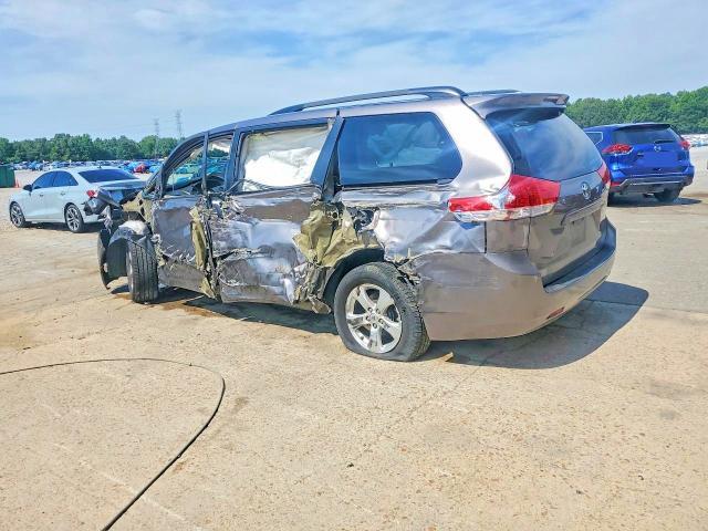 2014 TOYOTA SIENNA LE — Фото 2 из 13