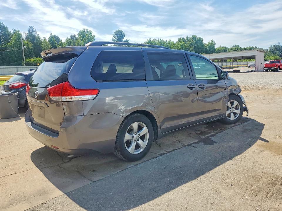 2014 TOYOTA SIENNA LE — Фото 3 из 13