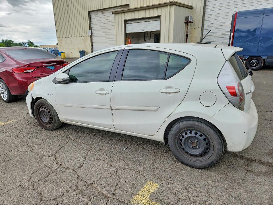 2013 TOYOTA PRIUS C TWO — Фото 2 из 12