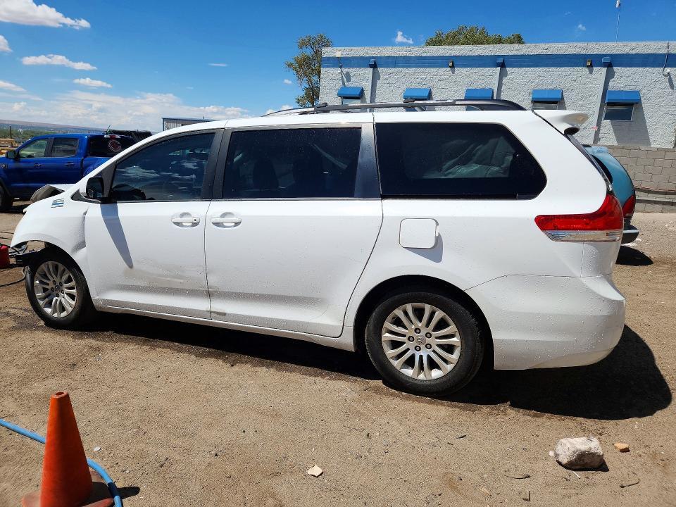 2013 TOYOTA SIENNA XLE 8-PASSENGER — Фото 2 из 14