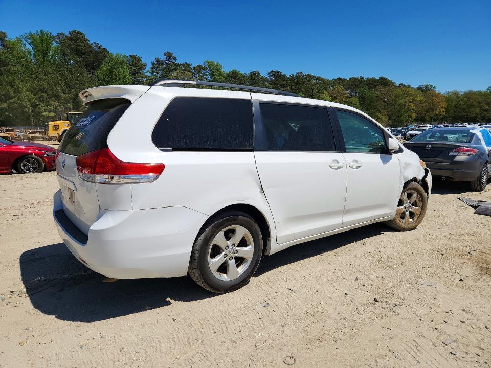 2013 TOYOTA SIENNA LE — Фото 3 из 13