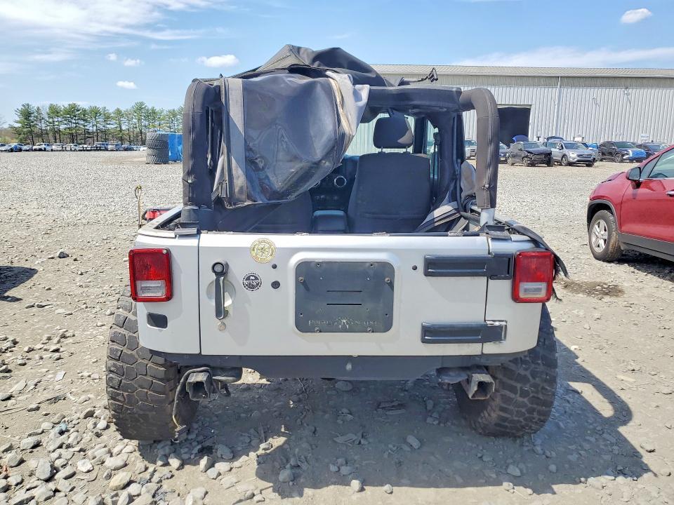 2012 JEEP WRANGLER SAHARA — Фото 6 из 12