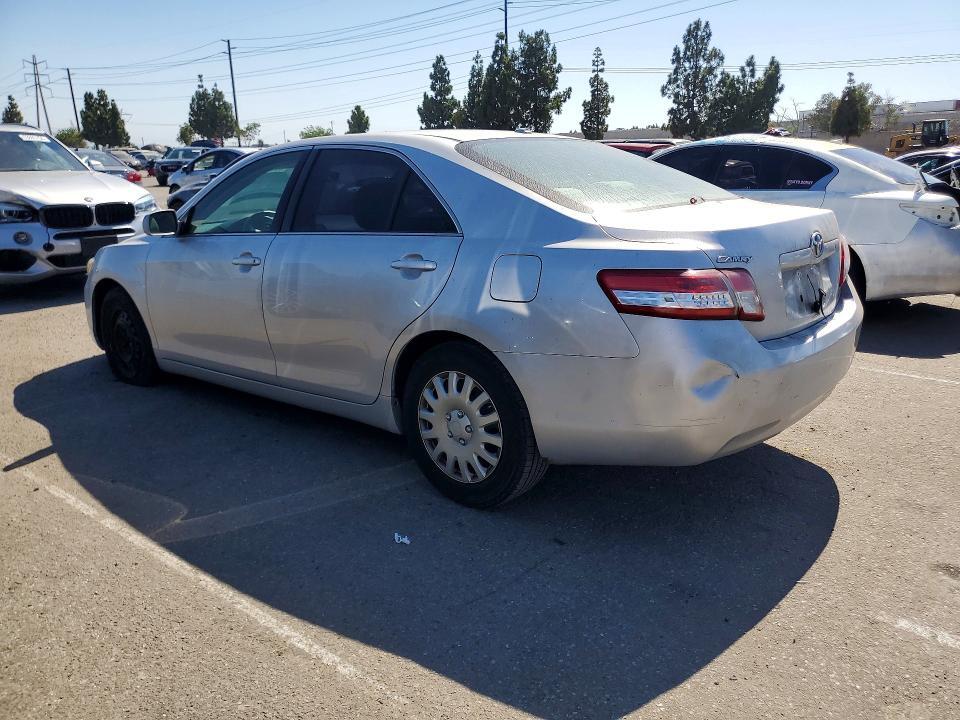 2010 TOYOTA CAMRY LE — Фото 2 из 12